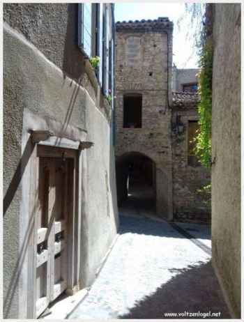 Mollans-Sur-Ouvèze. Le château et bourg médiéval fortifié de Mollans