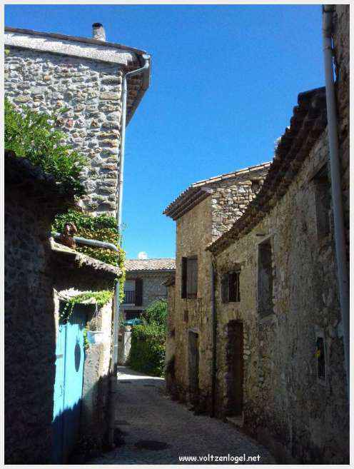Saint-Romain-En-Viennois en Vaucluse. Le meilleur du village circulaire de l'époque médiévale