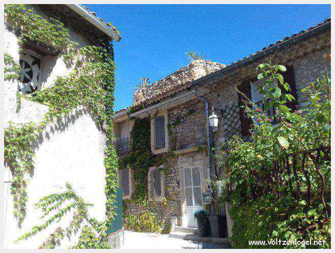 Saint-Romain-En-Viennois en Vaucluse. Le meilleur du village circulaire de l'époque médiévale