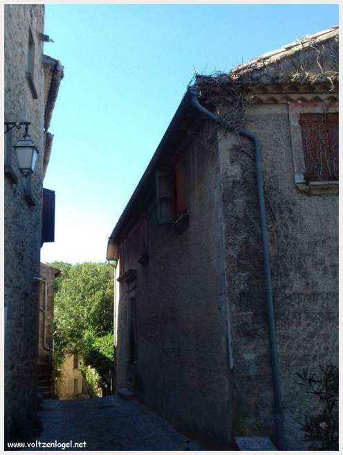 Saint-Romain-En-Viennois en Vaucluse. Le village circulaire de l'époque médiévale