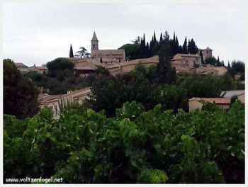 Atmosphère authentique de Roaix en Provence.