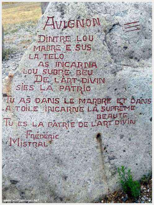 Vue panoramique de Vaison La Romaine avec ruines antiques et jardins paisibles