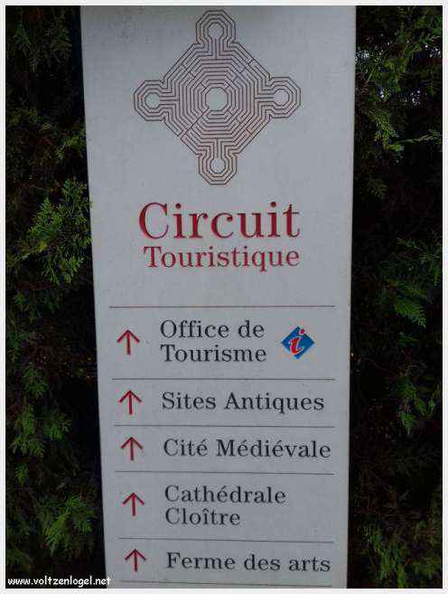 Vue panoramique de Vaison La Romaine avec ruines antiques et jardins paisibles