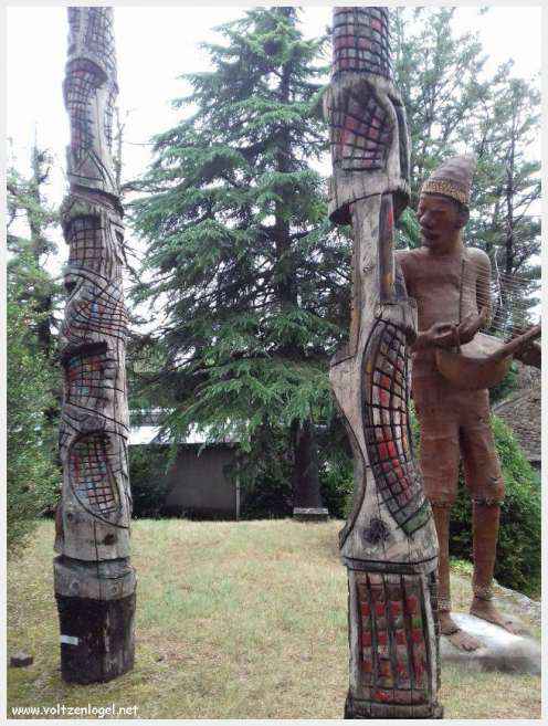 Vue panoramique de Vaison La Romaine avec ruines antiques et jardins paisibles