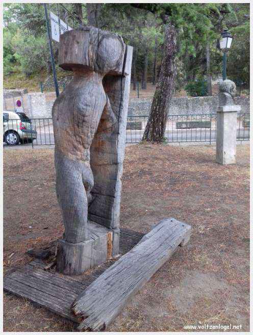 Vue panoramique de Vaison La Romaine avec ruines antiques et jardins paisibles