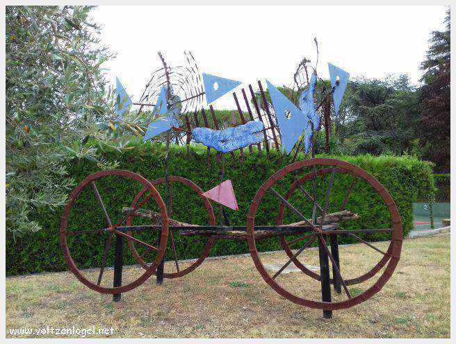 Vue panoramique de Vaison La Romaine avec ruines antiques et jardins paisibles