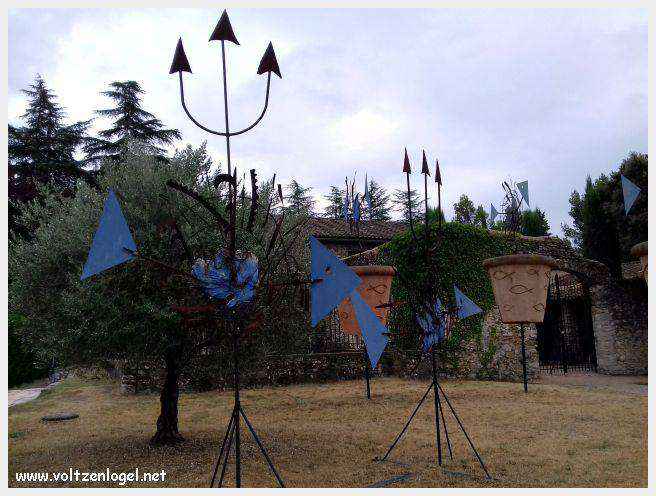Vue panoramique de Vaison La Romaine avec ruines antiques et jardins paisibles