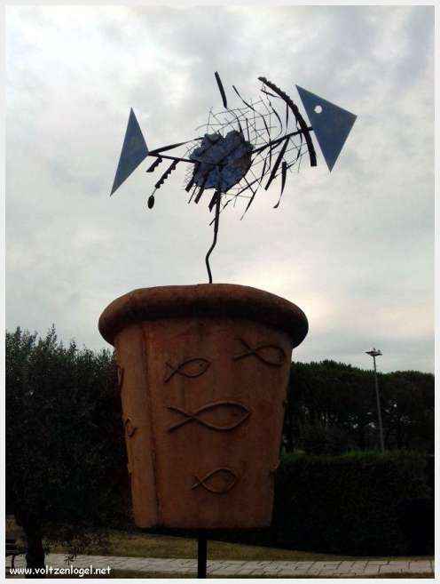 Vue panoramique de Vaison La Romaine avec ruines antiques et jardins paisibles