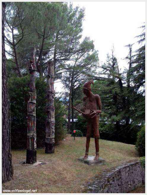Vue panoramique de Vaison La Romaine avec ruines antiques et jardins paisibles