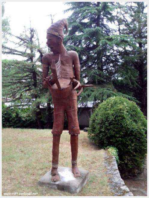Vue panoramique de Vaison La Romaine avec ruines antiques et jardins paisibles