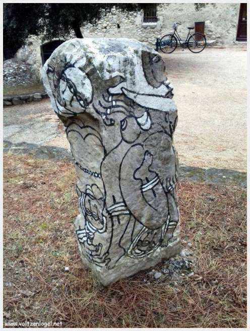Vue panoramique de Vaison La Romaine avec ruines antiques et jardins paisibles