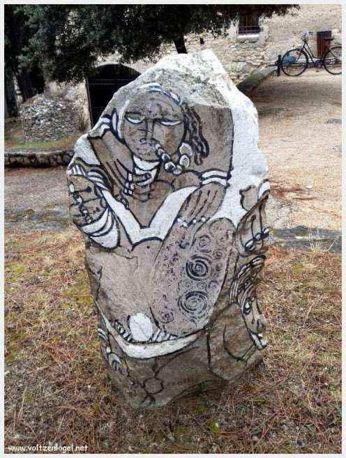 Vue panoramique de Vaison La Romaine avec ruines antiques et jardins paisibles