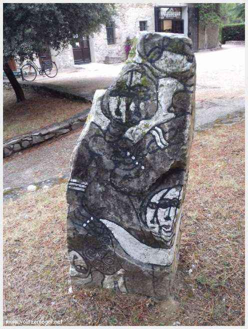 Vue panoramique de Vaison La Romaine avec ruines antiques et jardins paisibles