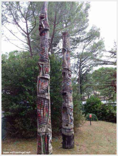 Vue panoramique de Vaison La Romaine avec ruines antiques et jardins paisibles