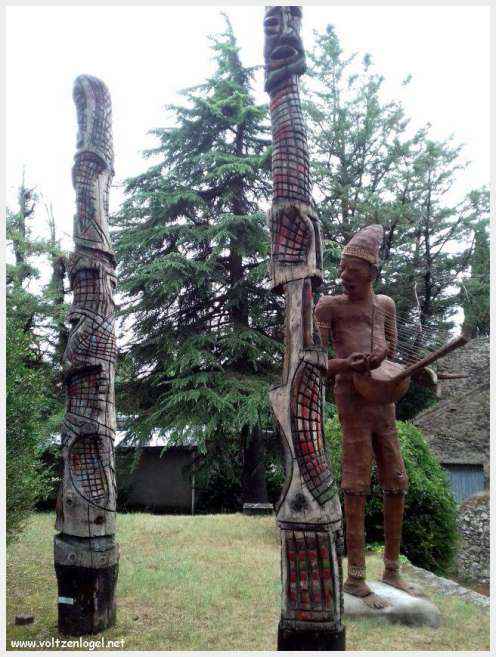 Vue panoramique de Vaison La Romaine avec ruines antiques et jardins paisibles