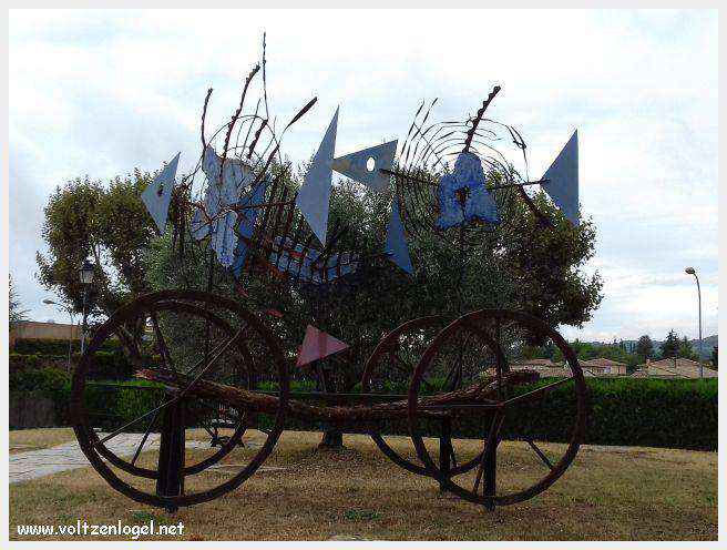 Vue panoramique de Vaison La Romaine avec ruines antiques et jardins paisibles