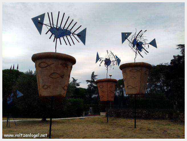 Vue panoramique de Vaison La Romaine avec ruines antiques et jardins paisibles