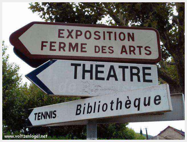 Vue panoramique de Vaison La Romaine avec ruines antiques et jardins paisibles