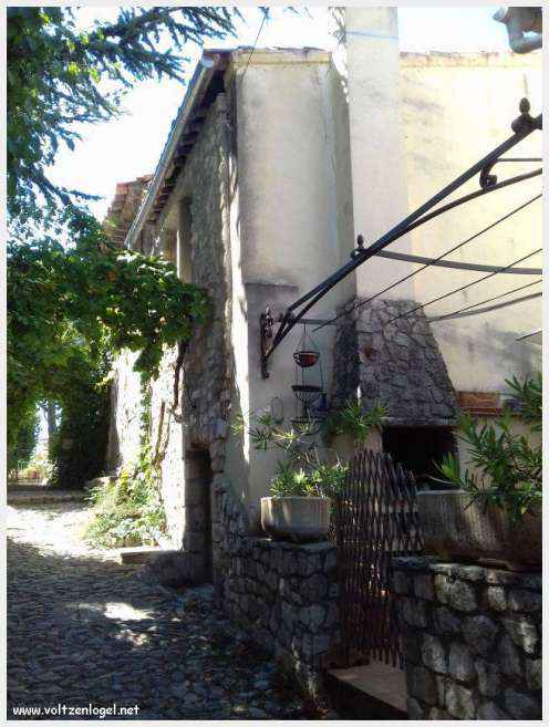 Vue panoramique de la Haute-Ville médiévale de Vaison La Romaine en Provence