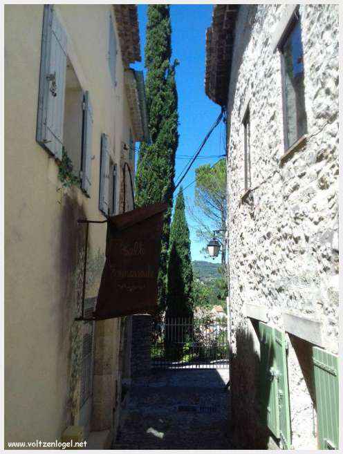 Vue panoramique de la Haute-Ville médiévale de Vaison La Romaine en Provence