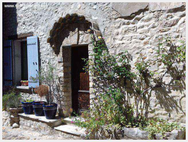 Vue panoramique de la Haute-Ville médiévale de Vaison La Romaine en Provence