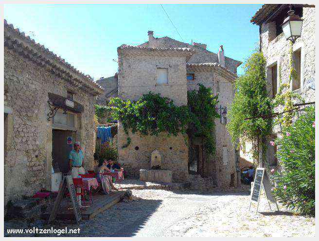 Vue panoramique de la Haute-Ville médiévale de Vaison La Romaine en Provence