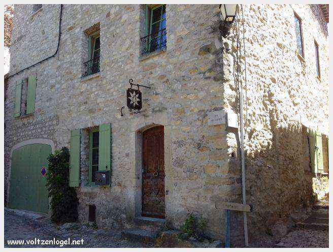 Vue panoramique de la Haute-Ville médiévale de Vaison La Romaine en Provence
