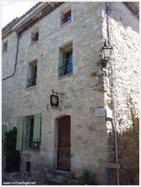 Vue panoramique de la Haute-Ville médiévale de Vaison La Romaine en Provence