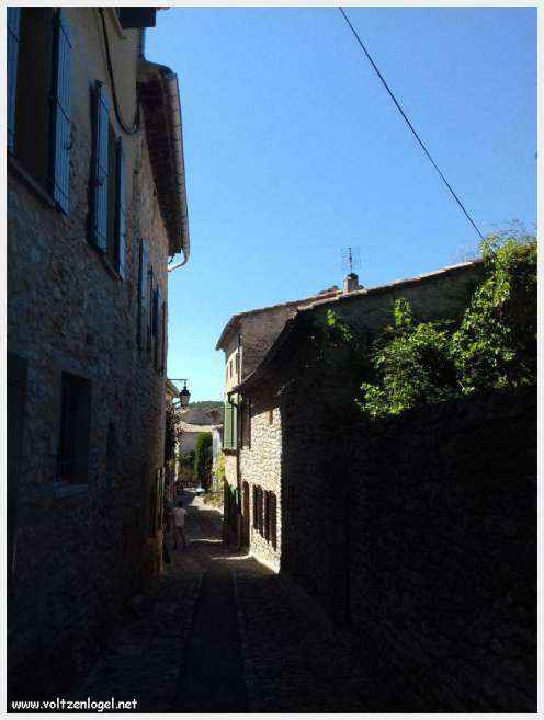 Vue panoramique de la Haute-Ville médiévale de Vaison La Romaine en Provence