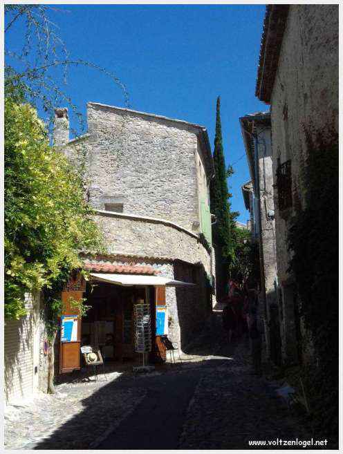 Vue panoramique de la Haute-Ville médiévale de Vaison La Romaine en Provence
