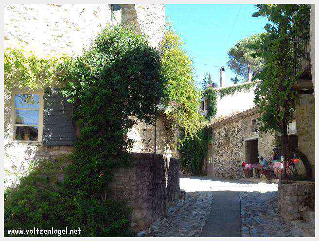 Vue panoramique de la Haute-Ville médiévale de Vaison La Romaine en Provence