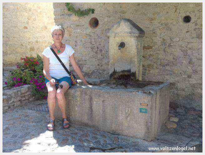 Vue panoramique de la Haute-Ville médiévale de Vaison La Romaine en Provence