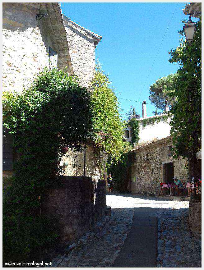 Vue panoramique de la Haute-Ville médiévale de Vaison La Romaine en Provence