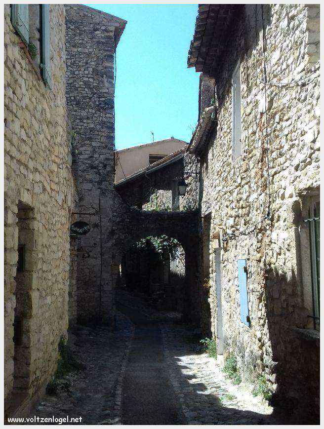 Vue panoramique de la Haute-Ville médiévale de Vaison La Romaine en Provence