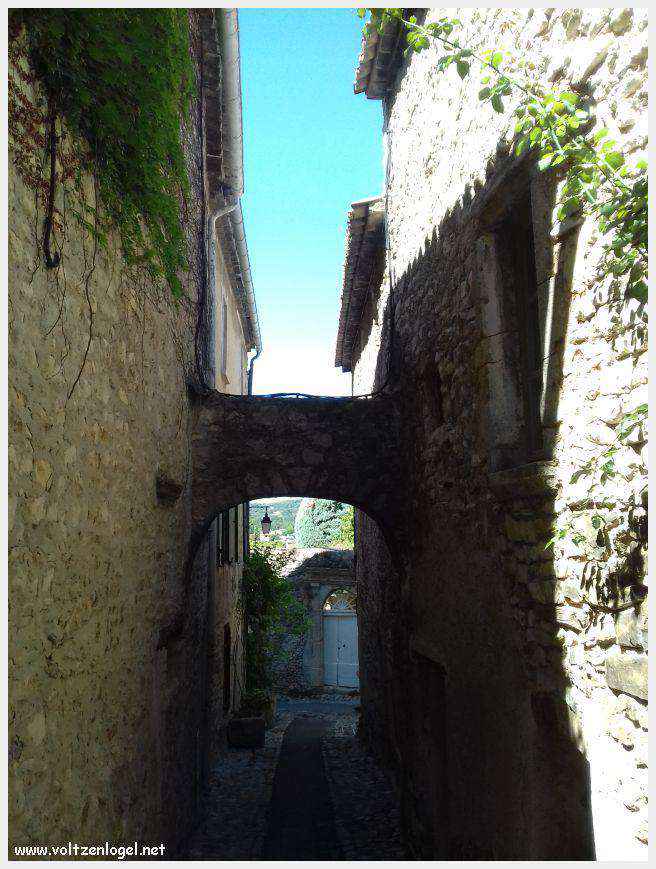 Vue panoramique de la Haute-Ville médiévale de Vaison La Romaine en Provence