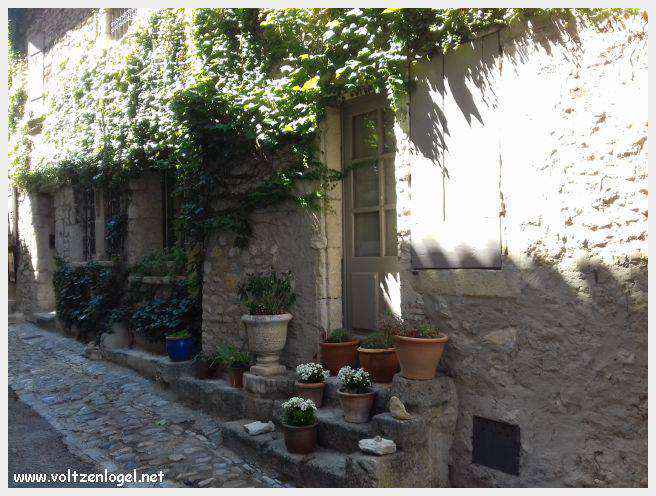 Vue panoramique de la Haute-Ville médiévale de Vaison La Romaine en Provence
