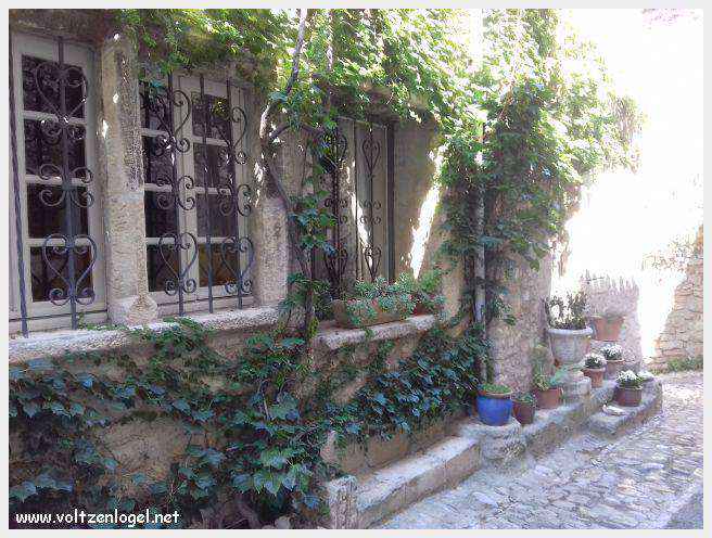 Vue panoramique de la Haute-Ville médiévale de Vaison La Romaine en Provence