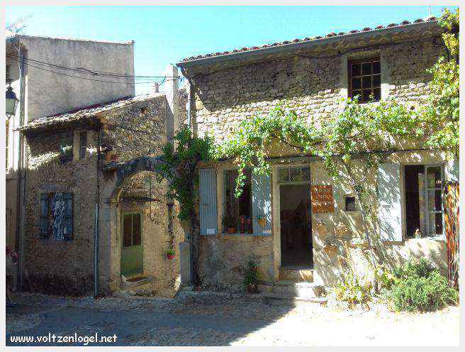 Vue panoramique de la Haute-Ville médiévale de Vaison La Romaine en Provence