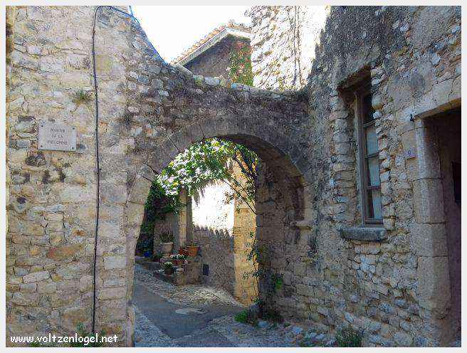 Cité Médiévale de Vaison-la-Romaine. Le château de Comtal, la vieille ville