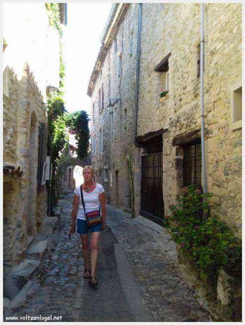 Vue panoramique de la Haute-Ville médiévale de Vaison La Romaine en Provence