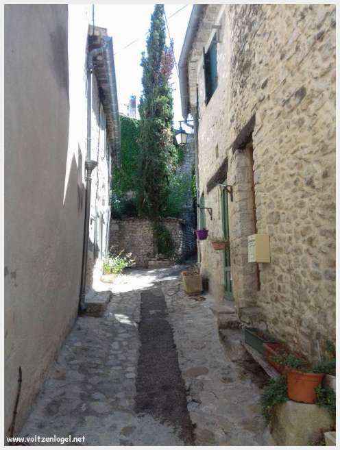 Vue panoramique de la Haute-Ville médiévale de Vaison La Romaine en Provence