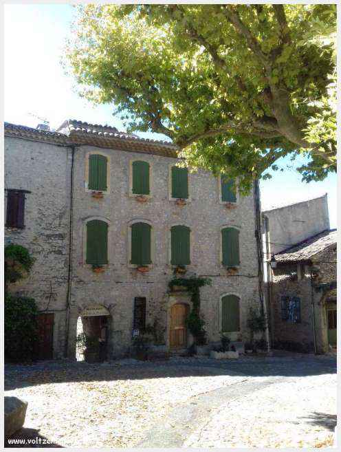 Vue panoramique de la Haute-Ville médiévale de Vaison La Romaine en Provence