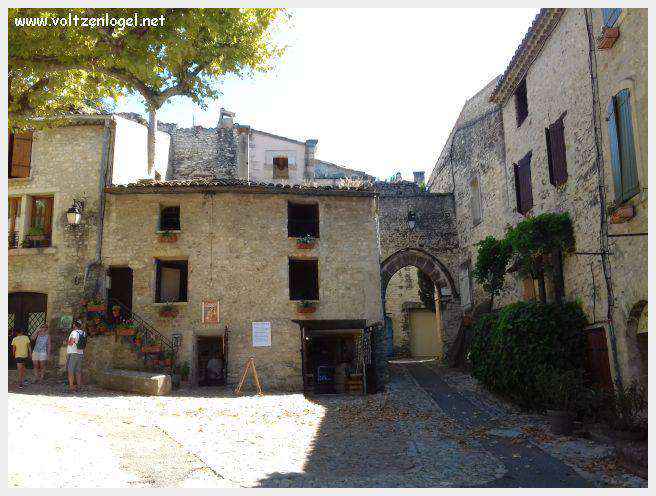 Vue panoramique de la Haute-Ville médiévale de Vaison La Romaine en Provence
