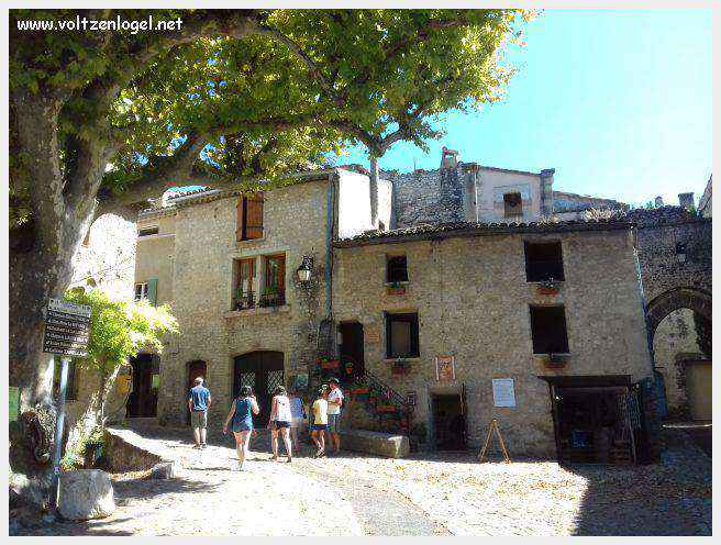 Vue panoramique de la Haute-Ville médiévale de Vaison La Romaine en Provence