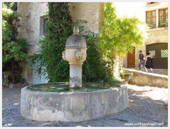 Vue panoramique de la Haute-Ville médiévale de Vaison La Romaine en Provence