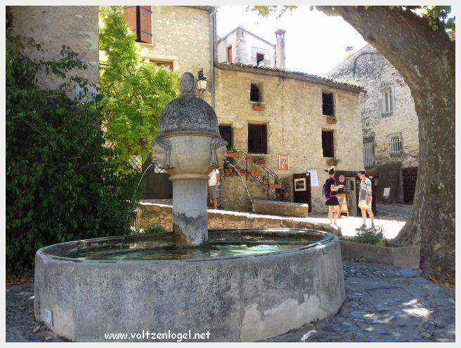 Vue panoramique de la Haute-Ville médiévale de Vaison La Romaine en Provence