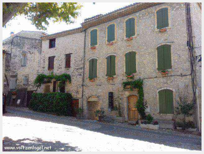 Vue panoramique de la Haute-Ville médiévale de Vaison La Romaine en Provence