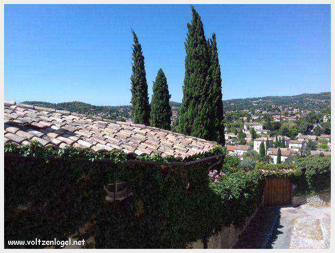 Vue panoramique de la Haute-Ville médiévale de Vaison La Romaine en Provence