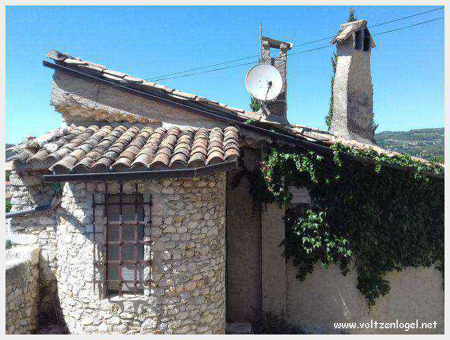 Vue panoramique de la Haute-Ville médiévale de Vaison La Romaine en Provence