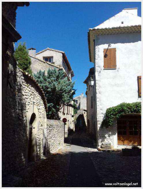 Vue panoramique de la Haute-Ville médiévale de Vaison La Romaine en Provence